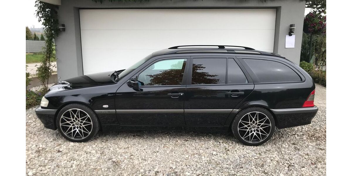 Mercedes-Benz 220 105.017 km 11.490 &euro; Passau 94032